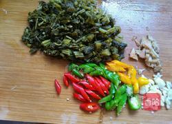 大肠炒酸菜的做法图解2