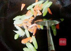 百合炒鲜鱿的做法图解4