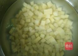 小白菜熬洋芋的做法图解1