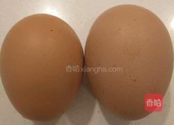 黑芝麻虾皮鸡蛋糕的做法图解1