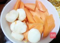 马蹄玉米胡萝卜鸡汤的做法图解2