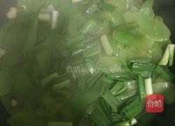 大蒜炒翡翠莴苣片的做法图解2