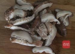洋葱香菇炒鸡块。的做法图解3