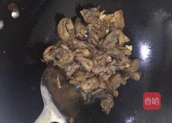 洋葱香菇炒鸡块。的做法图解9