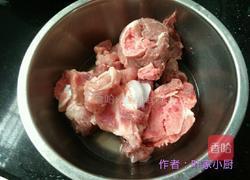 白萝卜大骨汤的做法图解1