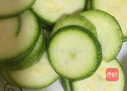 油煎西葫芦的做法图解1
