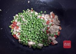 豌豆炒肉丁的做法图解8
