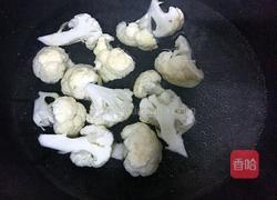 火腿肠炒花菜的做法图解1