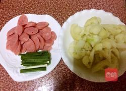 火腿肠炒花菜的做法图解2