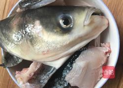 鱼头黑豆汤的做法图解1