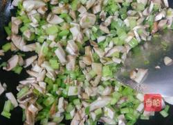 西芹口蘑炒米饭的做法图解3