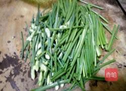 韭菜花炒肉片的做法图解1