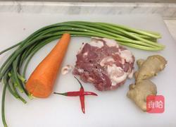 五花肉炒蒜薹的做法图解1