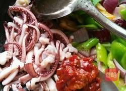 双椒炒鱿鱼须的做法图解7