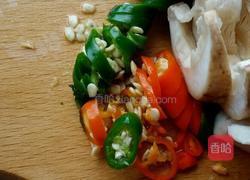 青椒巴西菇的做法图解2