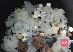 冰糖莲子银耳汤的做法图解2