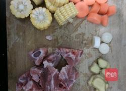 排骨玉米汤的做法图解1