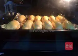 Illustration of how to make meat floss bread 17