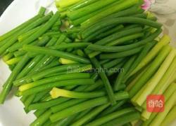 蒜苔炒咸肉的做法图解1