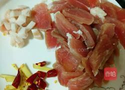 蒜苔炒咸肉的做法图解2