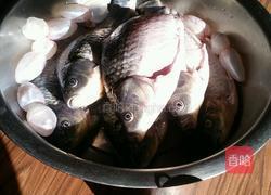 柴锅大鲫鱼的做法图解1