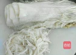 排骨炖酸菜的做法图解1