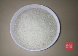 胡萝卜腊肠焖饭的做法图解1