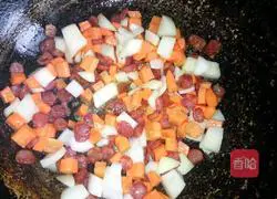 Illustration of how to make braised carrot and sausage rice 7