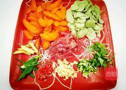 胡萝卜豆饼炒肉的做法图解1