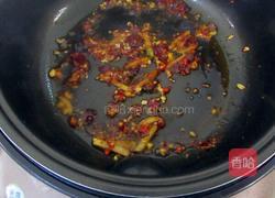 胡萝卜豆饼炒肉的做法图解2