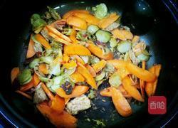 胡萝卜豆饼炒肉的做法图解5