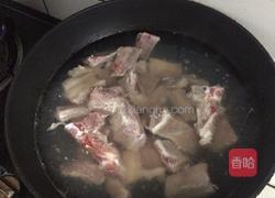啤酒烧排骨的做法图解1