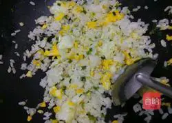 Illustration of how to make fried rice with chives and eggs 2