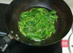 松仁鸡丝菠菜塔的做法图解2