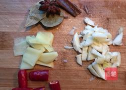 白菜猪肉炖粉条的做法图解5