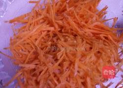 蒜泥胡萝卜银耳的做法图解1