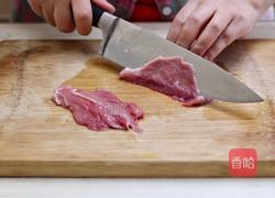 酸菜肉片的做法图解2