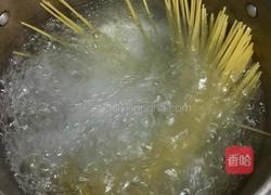 中式火腿蔬菜炒意面的做法图解3