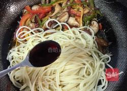 中式火腿蔬菜炒意面的做法图解10