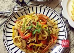 中式火腿蔬菜炒意面的做法图解12