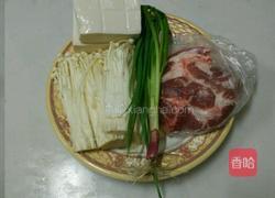 金针菇瘦肉豆腐汤的做法图解1