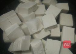金针菇瘦肉豆腐汤的做法图解2