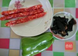 青椒木耳炒腊肠的做法图解1