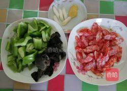 青椒木耳炒腊肠的做法图解2
