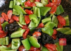 青椒木耳炒腊肠的做法图解4