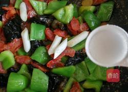 青椒木耳炒腊肠的做法图解7
