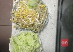 豆芽肉末炒包菜的做法图解1