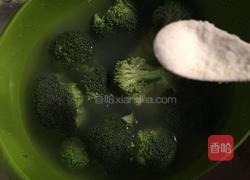 西蓝花黄骨鱼汤的做法图解1