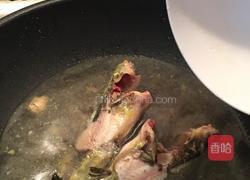 西蓝花黄骨鱼汤的做法图解3