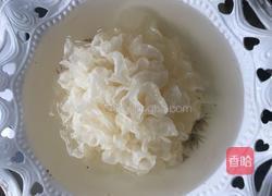 银耳羹的做法图解1